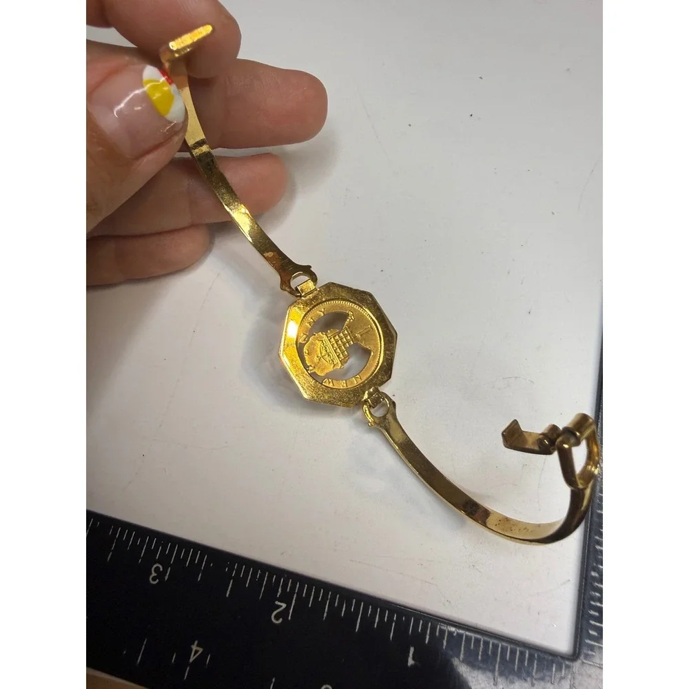 Unbranded gold tone